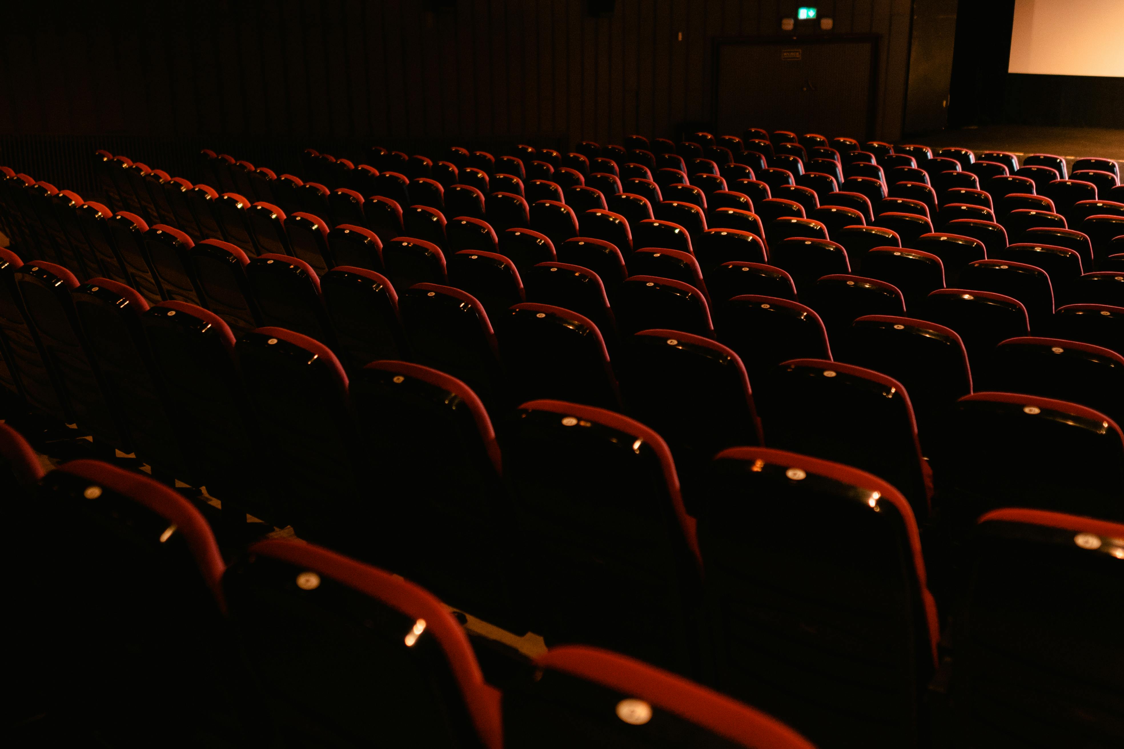 Salle de spectacle plongée dans le noir